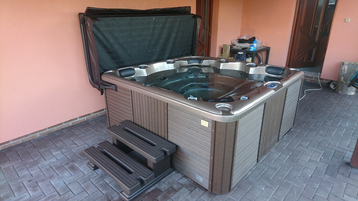 Virivka-SunSpa-model-Palace-akrylat-Cinnabon-oblozenie-Choco